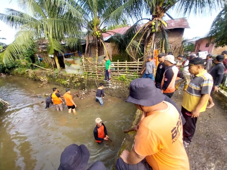 Upaya Cegah Bencana Banjir, BPBD Kota Binjai Bersama  Kelurahan Rambung Barat Lakukan Gotong Royong Di Aliran Sungai