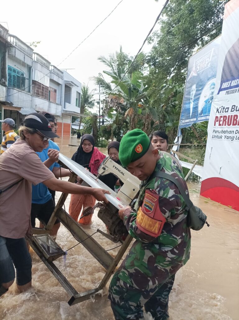 Babinsa Koramil 01/Binjai Kota Bantu Warga Yang Terdampak Banjir Mencirim