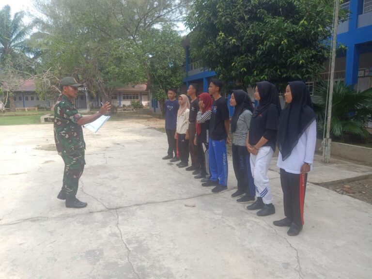 Babinsa Koramil 11/Tanjung Pura, Berikan Latihan Baris Berbaris kepada Pelajar SMA 1