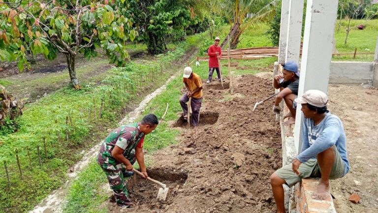 Babinsa Serda Irka Syahputra Bangkitkan Semangat Warga Ajak Gotong Royong Bersama di Desa Binaan Kecamatan Selesai