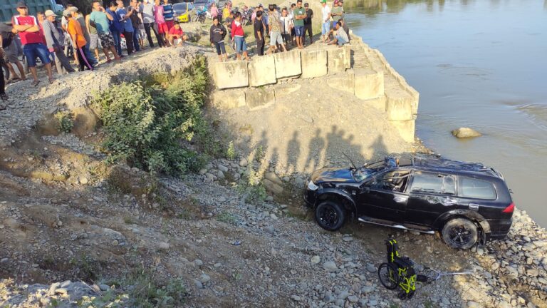 Mobil Pajero Sport Terperosok  Ke Sungai,Satu Korban Ditemukan Meninggal Dunia