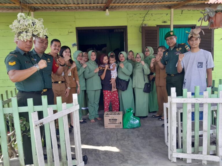 Danramil 15/Pangkalan Susu Dampingi, Camat Dampingi Ketua Persit Berikan Makanan Tambahan Pada Anak Stunting