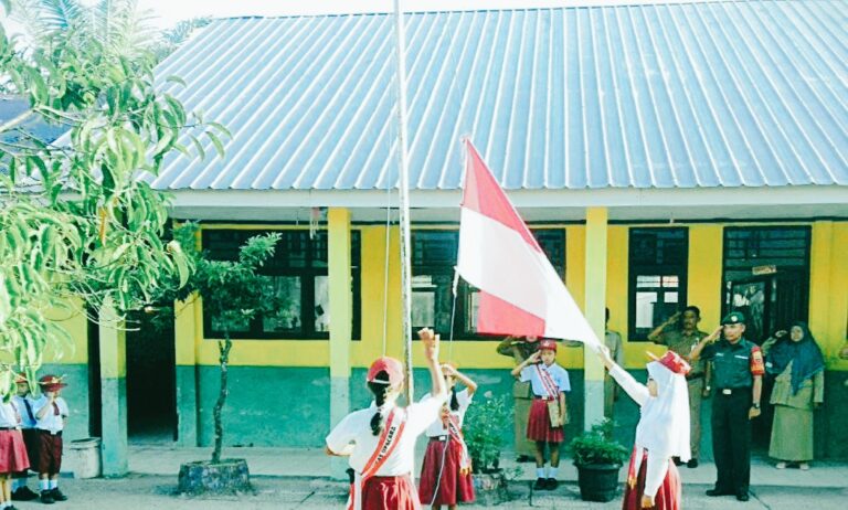 Jadi Pembina Upacara Di Sekolah, Babinsa Koramil 11/Tanjung Pura Berikan Materi Wawasan Kebangsaan