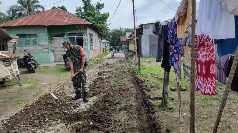 Babinsa Koramil Selesai Laksanakan  Gotong Royong di Dusun Tanjung Padang Brahrang