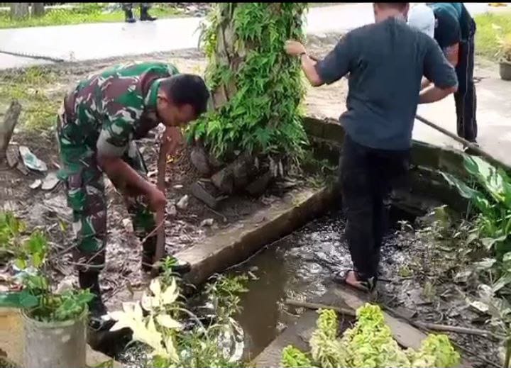 Cegah Terjadinya Banjir, Babinsa Koramil 11/Hinai Dengan Warga Lakukan Gotong Royong