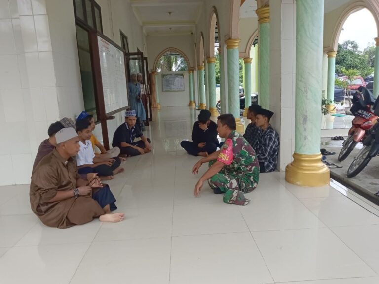 Babinsa Koramil 12/Gebang Lakukan Silaturahmi Dengan Tokoh Agama dan Remaja Masjid