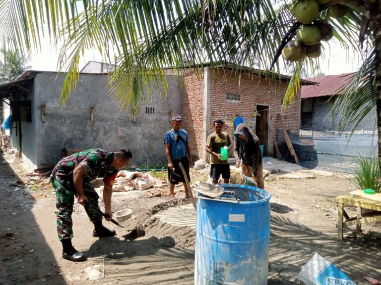 Wujudkan Kemanunggalan TNI – Rakyat, Babinsa Ikut Bantu Pembangunan Rumah Warga