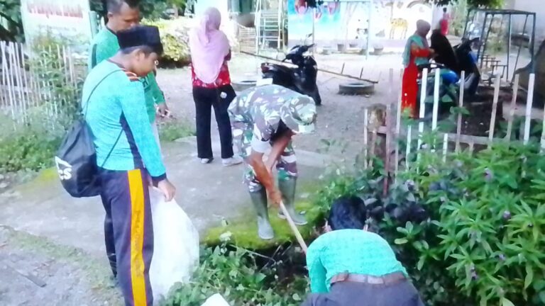 Koramil 06/Bahorok Gotong Royong Bersihkan Parit Cegah Banjir dan Penyakit DBD