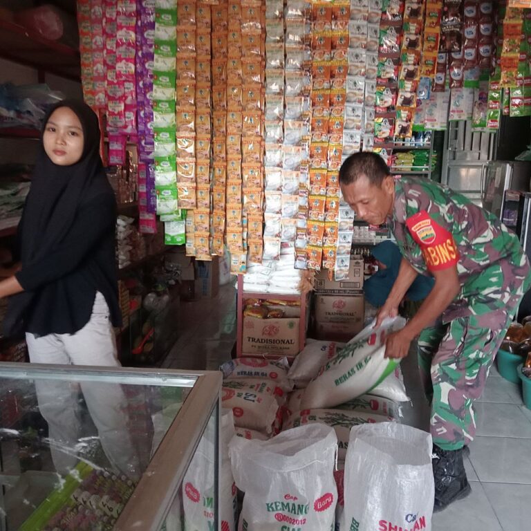 Selama Bulan Ramadhan Sertu Poniren Rutin Cek Ketersediaan  Sembako di Kecamatan Hinai
