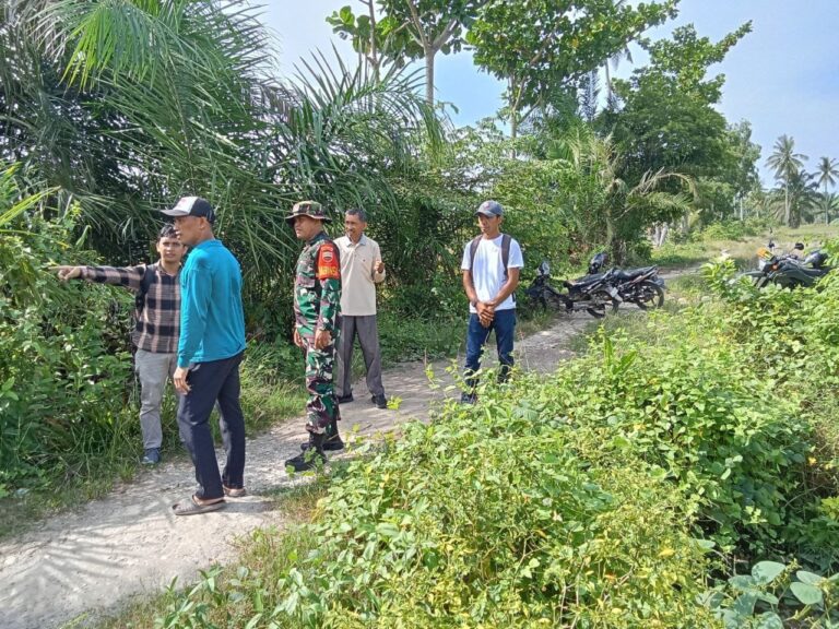 Babinsa Koramil 15/Pangkalan Susu Bersama Kepala Dusun Survei Lokasi Gotong Royong