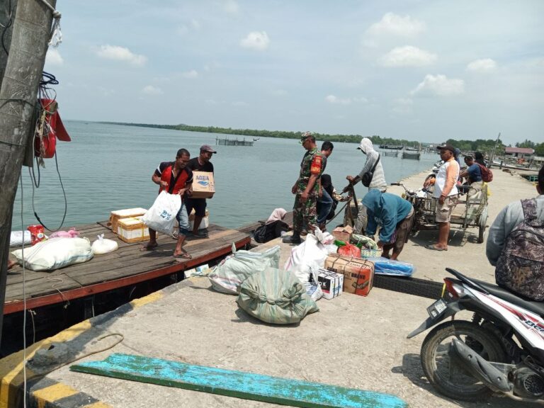 Babinsa Koramil 15/Pangkalan Susu Pantau Aktivitas Pelabuhan Penyeberangan